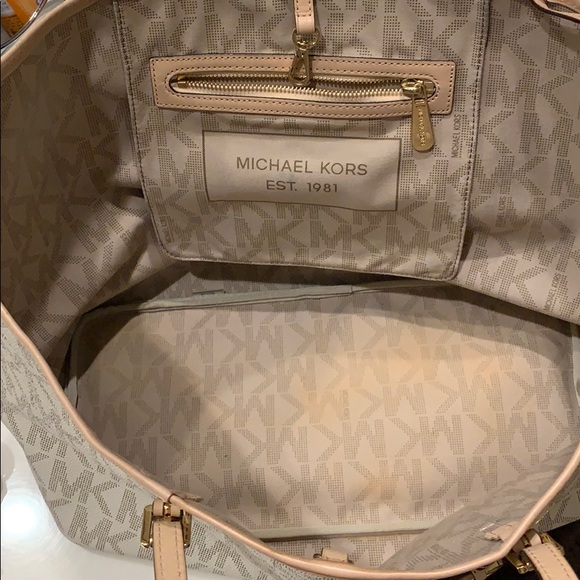 Michael Kors authentic tote - Picture 6 of 11